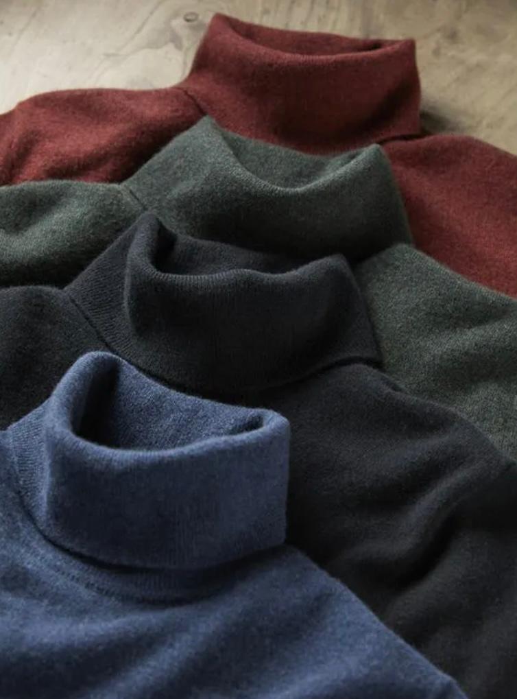 Mens highneck with warm material and classy vibes.